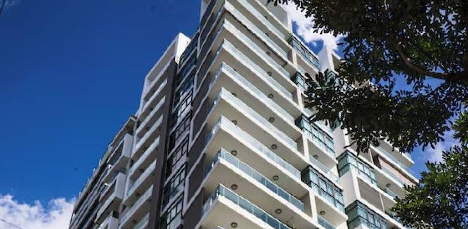 Investigan dos muertes en un apartamento de Piantini sin una causa definida