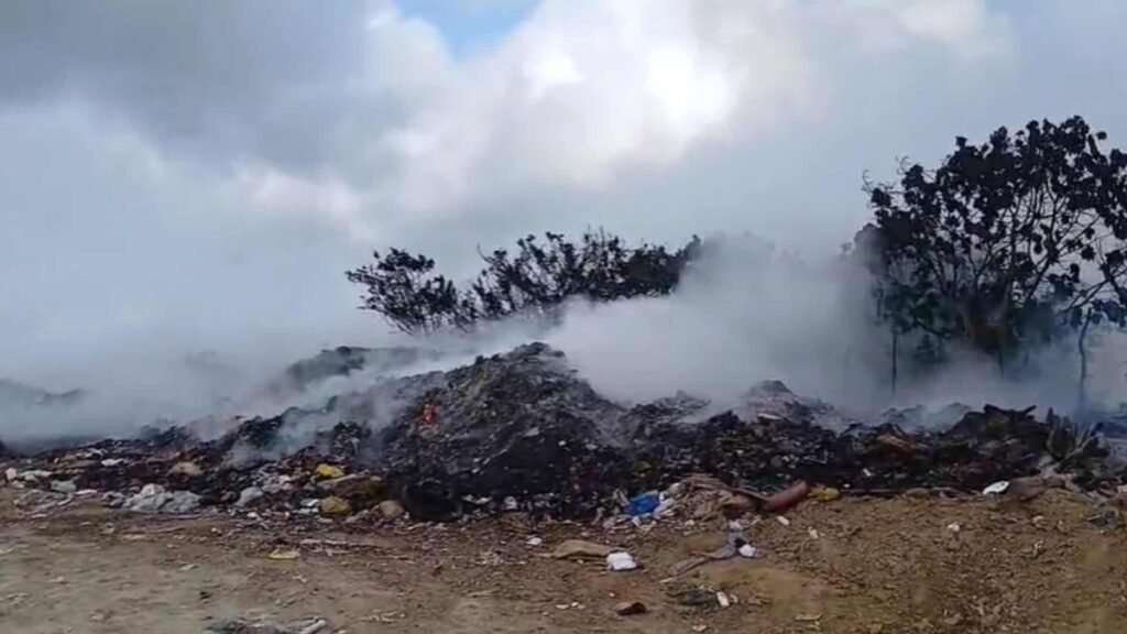 Incendio activo en vertedero de Moca expone presión sobre manejo de desechos y deja preguntas abiertas