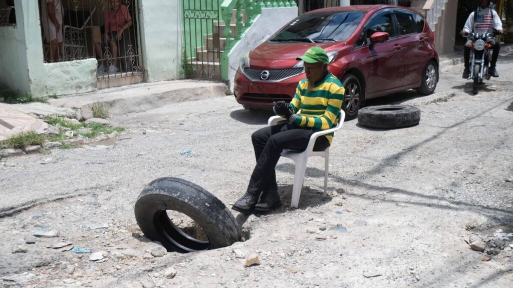 Vecinos colocan avisos ante el hundimiento y el abandono en la calle Celestino Román
