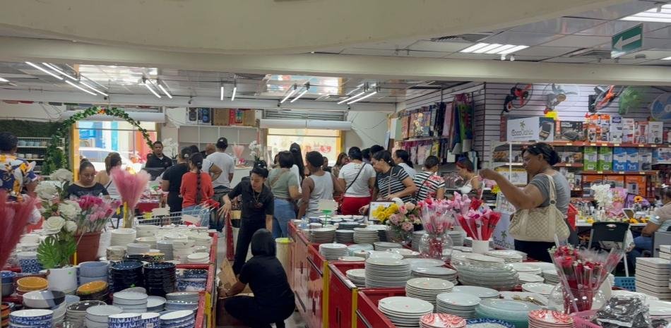 Precios al alza y compras más flojas marcan el Día de las Madres en Santiago