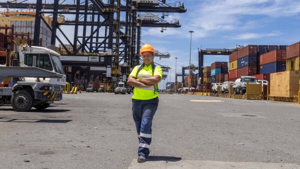 Historia de superación en DP World expone el peso social que siguen cargando las trabajadoras