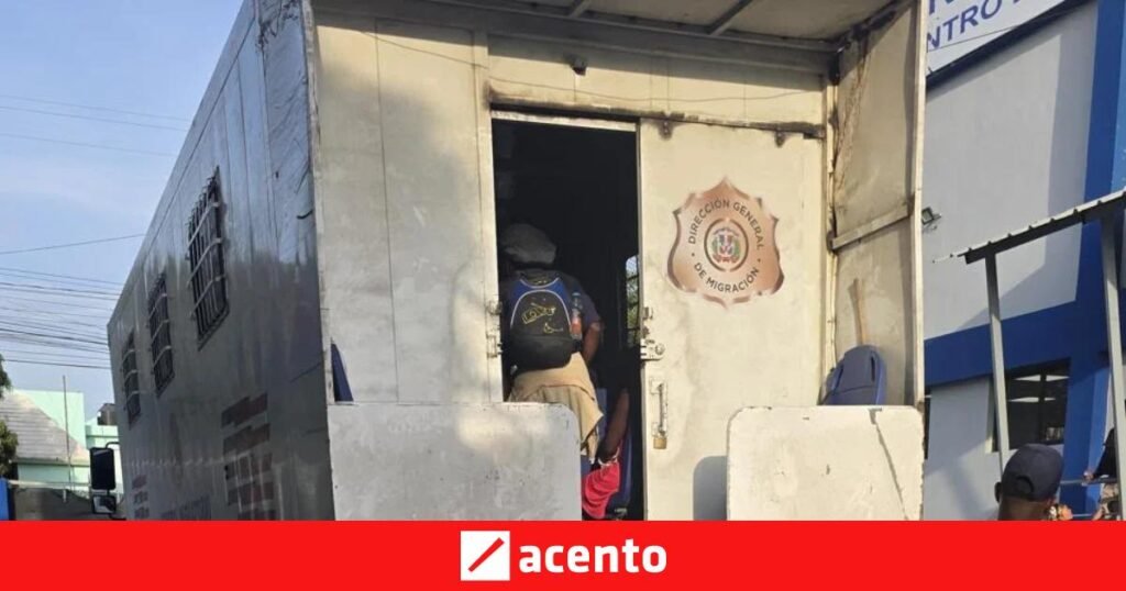 Migración detiene a dos colaboradores por trasladar haitianos irregulares en vehículos oficiales