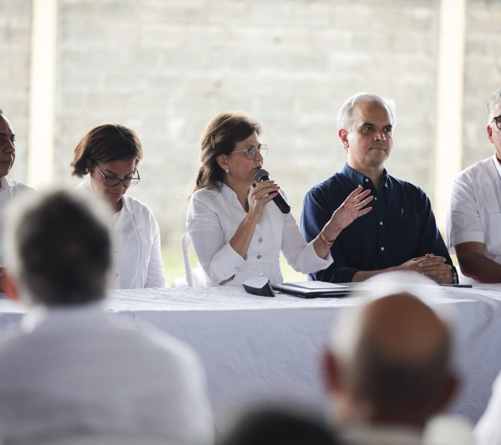 Peña anuncia titulaciones en Monte Plata y los productores insisten en sus reclamos por caminos y financiamiento