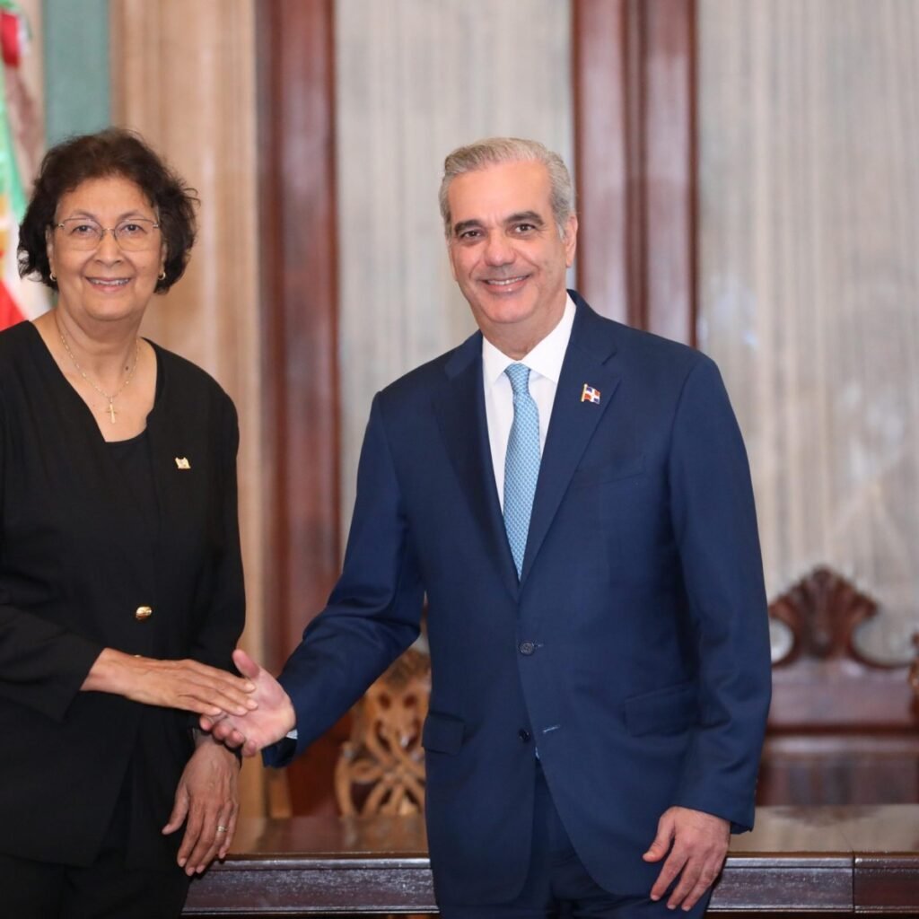 Abinader y Geerlings-Simons resaltan la conectividad aérea como vía de integración entre República Dominicana y Surinam