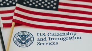 Trump intensifica la revocación de ciudadanía a 17 naturalizados y vuelve a poner bajo examen los controles migratorios