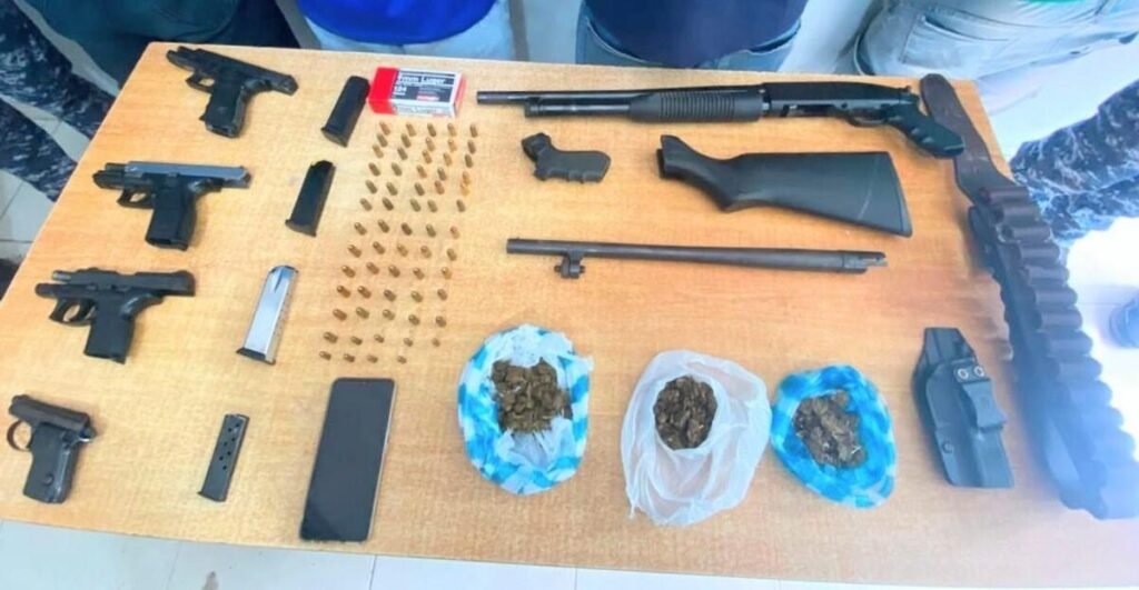Operativos en Barahona dejan al descubierto armas ilegales y drogas en la franja costera