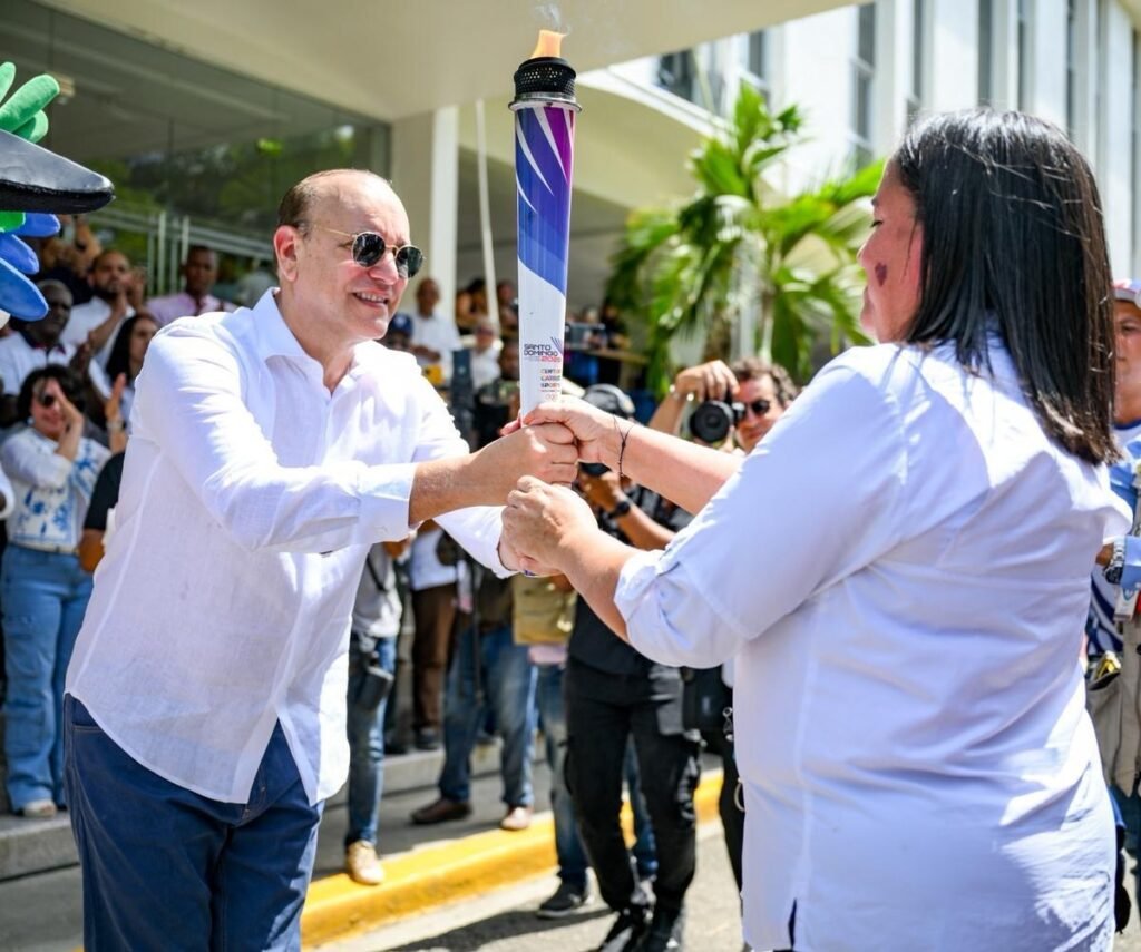 Santiago recibe la antorcha de Santo Domingo 2026 en un acto marcado por llamados a apoyar el evento