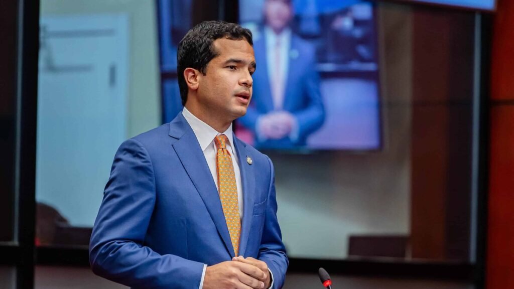 Omar Fernández proyecta templanza y disciplina interna en un momento de desgaste político
