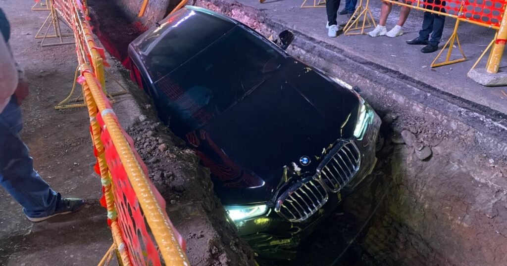 Jeepeta cae en una excavación de drenaje frente a Ágora Santiago Center y reaviva alertas por obras en zona transitada