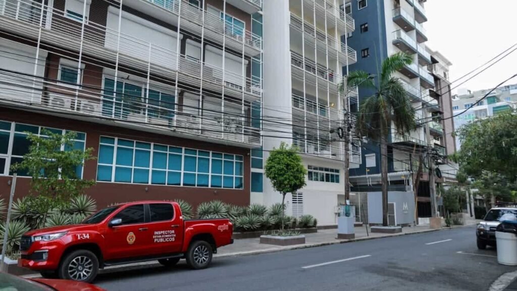 Fuego por cortocircuito en una torre de Naco deja solo daños en una cocina