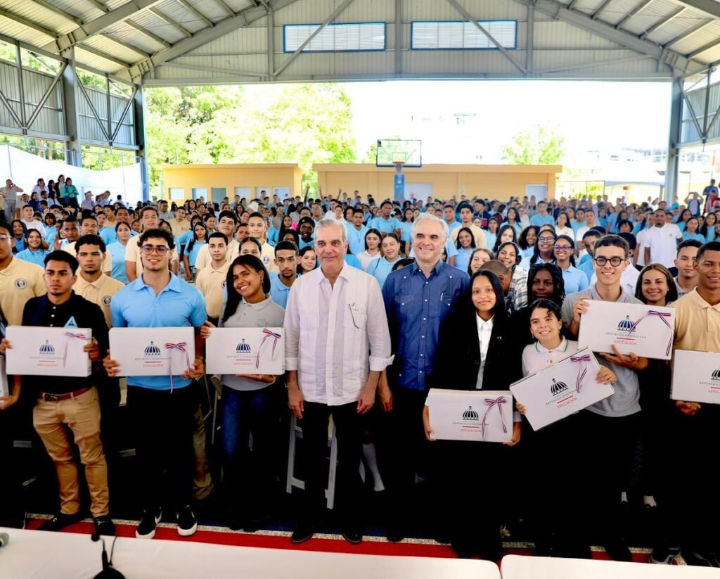 Abinader centra discurso en inglés y tecnología ante estudiantes mientras vuelve a defender la gestión educativa