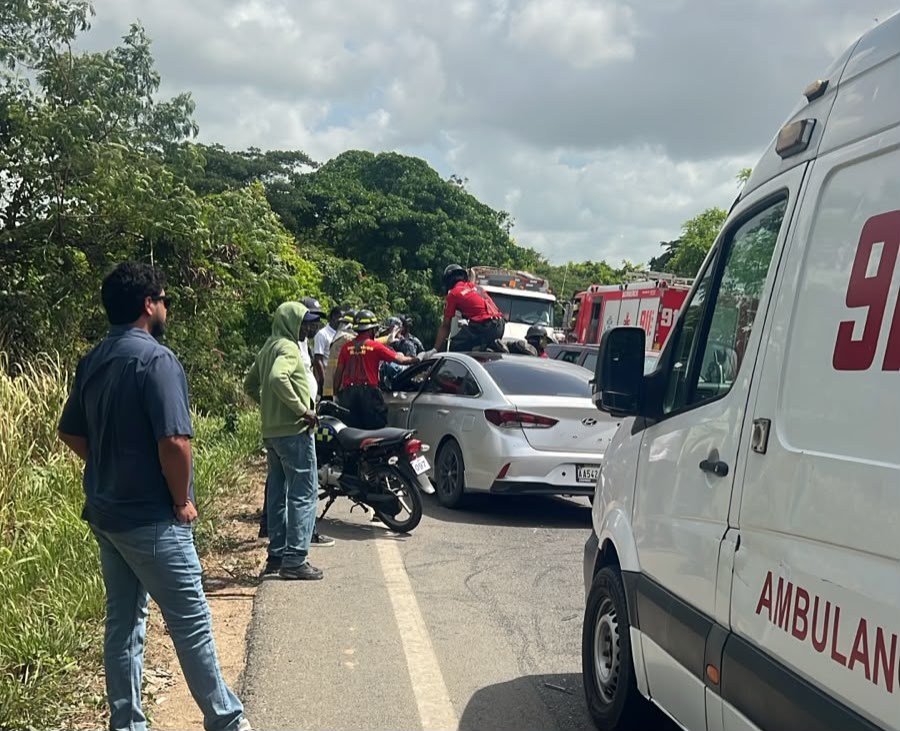Choque fatal en la carretera Mella deja una mujer muerta y expone otra tragedia vial bajo investigación en SPM