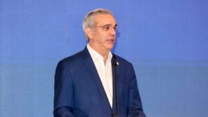 Abinader promulga de urgencia la Ley 30-26 y abre debate por mayor carga fiscal en medio de la crisis internacional