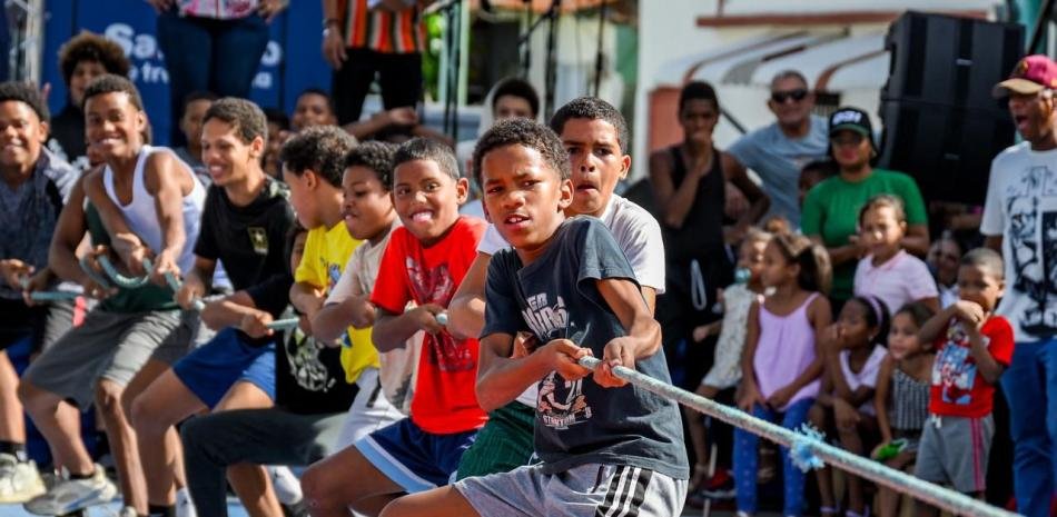 Alcaldía de Santiago impulsa programa cultural y abre espacio a exigencias de resultados en los barrios
