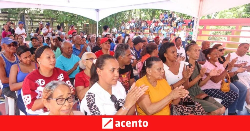 Gobierno entrega bono de emergencia por más de RD$4 millones a 573 familias de Espaillat