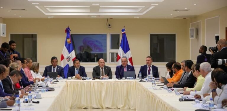 Mayoría oficialista acelera informe sobre alza de impuestos tras escuchar solo al Gobierno y a la AIRD