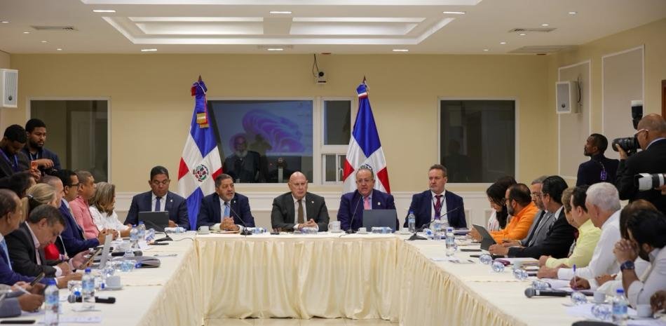 Mayoría oficialista acelera informe sobre alza de impuestos tras escuchar solo al Gobierno y a la AIRD