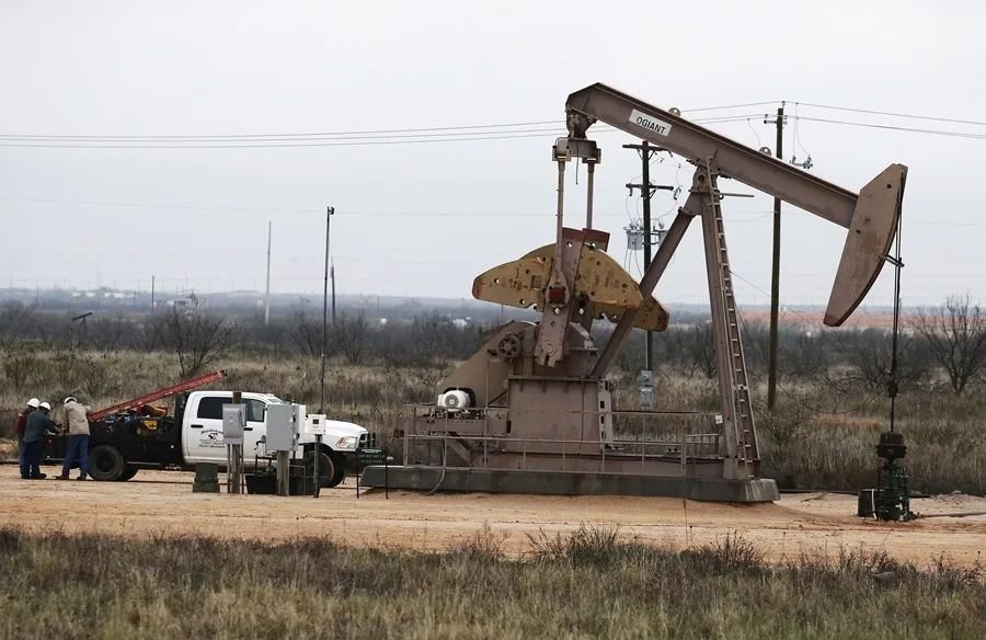 El WTI retrocede en Nueva York en medio de la tensión persistente en Ormuz