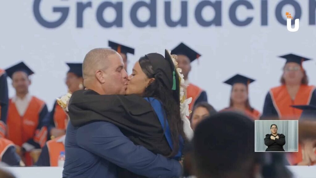 UAPA registra en Nagua una propuesta de matrimonio al cierre de su graduación