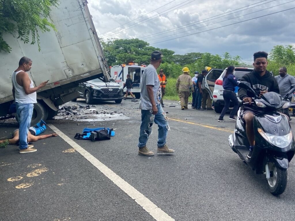 Choque entre camión y yipeta deja tres heridos en la carretera El Seibo-Hato Mayor
