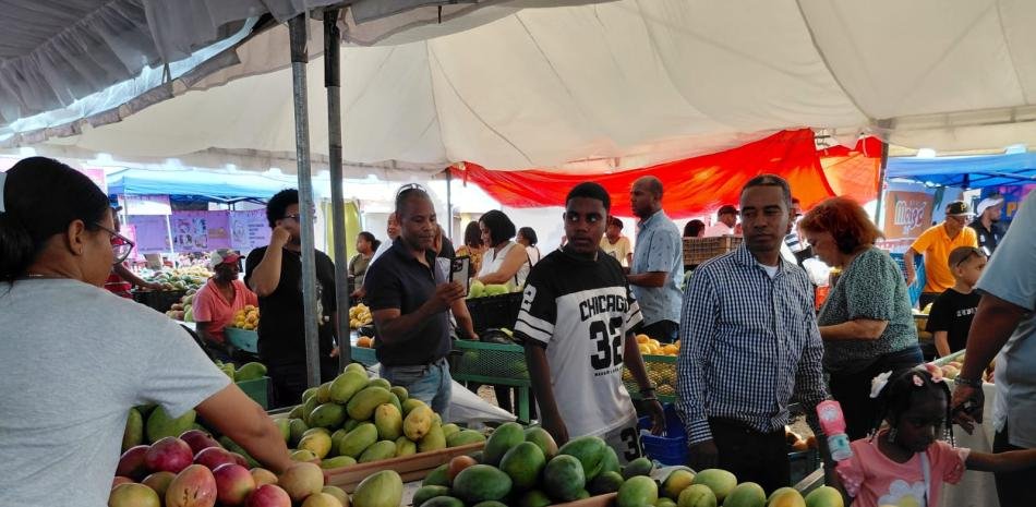 Ministro resalta el montaje de la Feria del Mango y refuerza el llamado a que el apoyo oficial rinda frutos en el campo