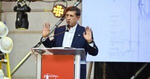 Manuel Estrella alerta sobre rezagos de infraestructura en Santiago en medio del discurso de desarrollo
