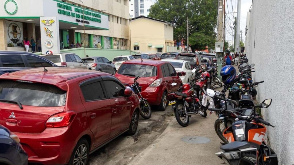 Motocicletas invaden la acera frente al Hospital de las Fuerzas Armadas en Naco
