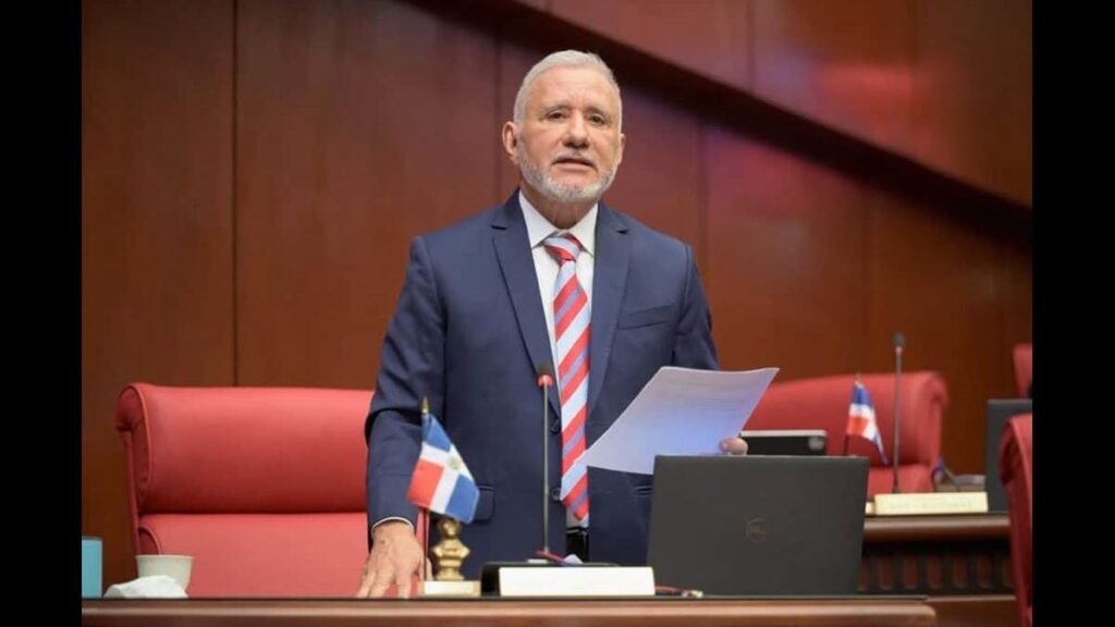 Senador lleva al Senado propuesta para retirar prisión por difamación y blindar a los medios