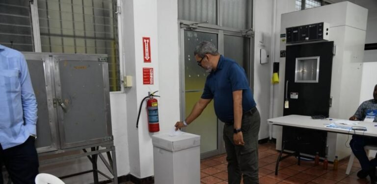 Asjana lidera el conteo preliminar en la UASD mientras la CCE recibe actas de 31 provincias