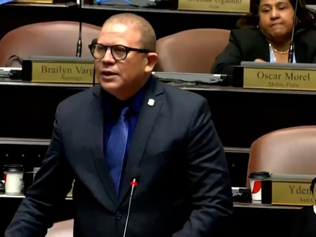 Castillo lanza precandidatura en SDE con foco en el deterioro municipal y el desgaste de la gestión