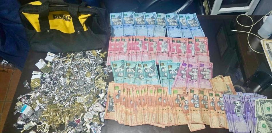 Cuatro detenidos tras asalto a joyería en Santiago y hallazgo de dinero, joyas y un arma