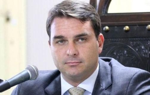 Flávio Bolsonaro acusa a Moraes de meter la campaña electoral en el pulso judicial por su padre