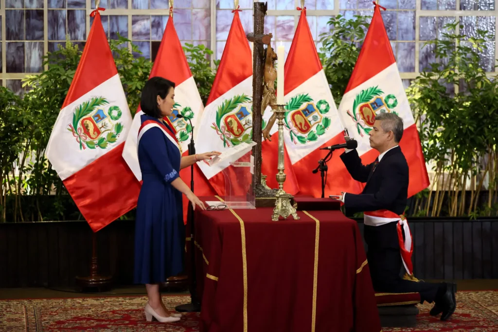Fujimori asume en Perú entre promesas de mano dura y reclamos por justicia
