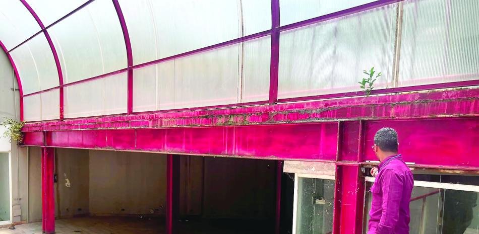 Vuelve el reclamo por el túnel peatonal de la PUCMM, ahora por deterioro y falta de seguridad