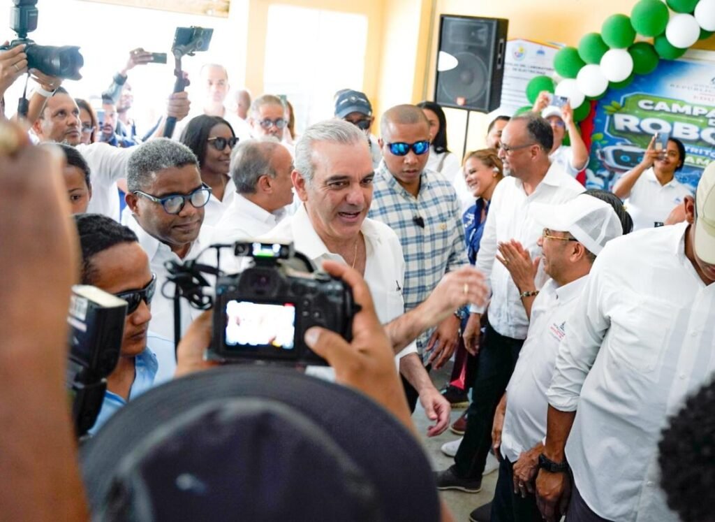 Abinader lleva a Samaná una jornada social mientras persiste la presión por convertir anuncios en resultados