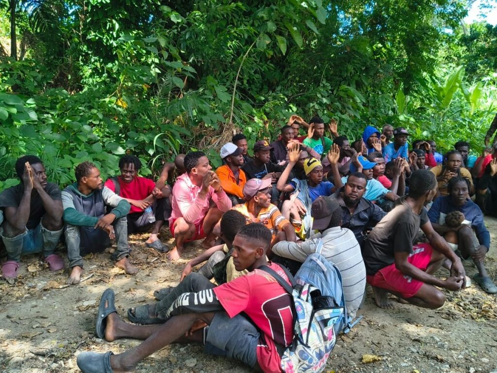 Ejército detiene a 49 haitianos irregulares en Esperanza y crece la presión sobre el control en Valverde