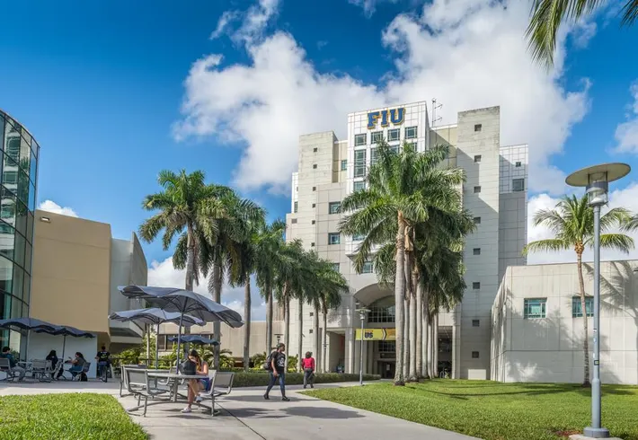 Florida cierra aulas a indocumentados y desoye alertas sobre el costo social y económico de la medida