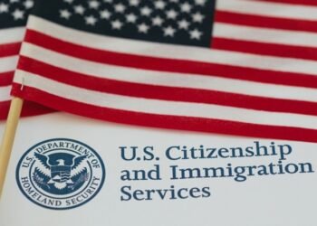 USCIS detecta una orden federal activa y termina arrestando a un dominicano en su trámite de ciudadanía