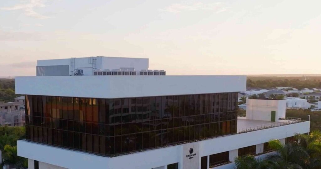 Grupo Puntacana lidera entre las turísticas mejor valoradas para trabajar y expone la brecha con el debate laboral