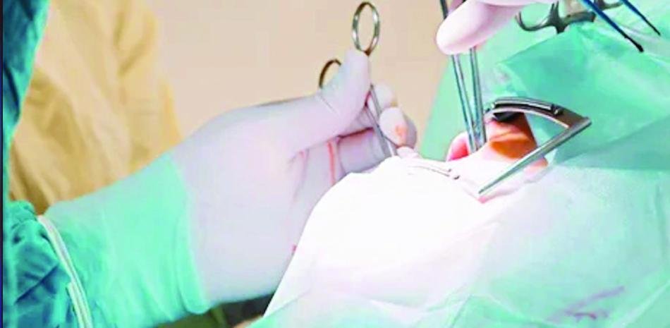 Una maestra queda fuera de las aulas tras una extracción dental cuestionada y crece la presión por controles sanitarios