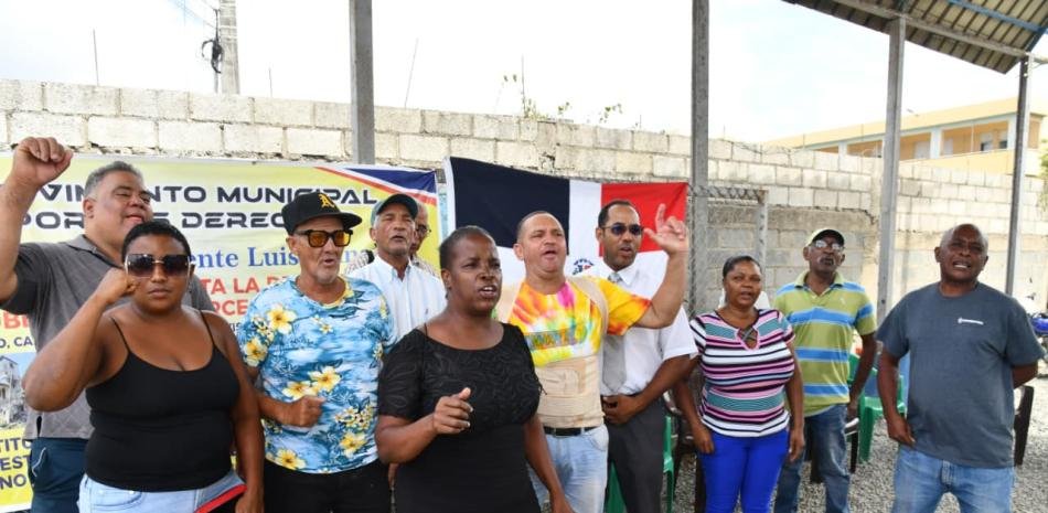 Organizaciones de La Caleta presionan a Abinader por títulos y denuncian desalojos pese a promesa oficial