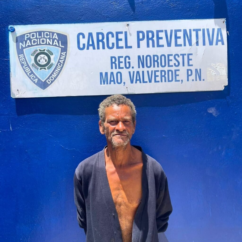 Videos y denuncias llevan al arresto en Mao de un hombre acusado de atacar vehículos