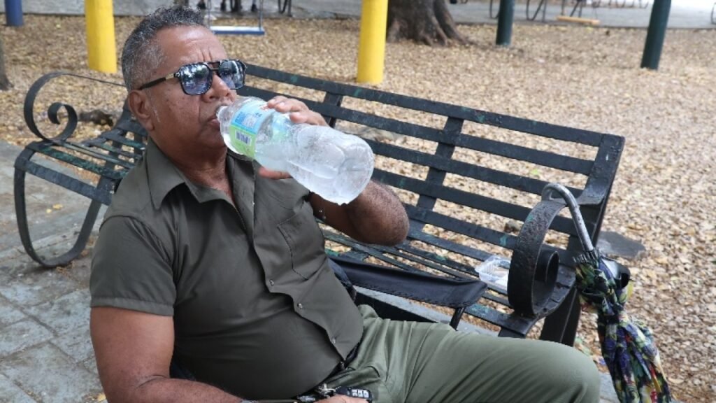La ola de calor vacía las casas y llena los parques de Santo Domingo