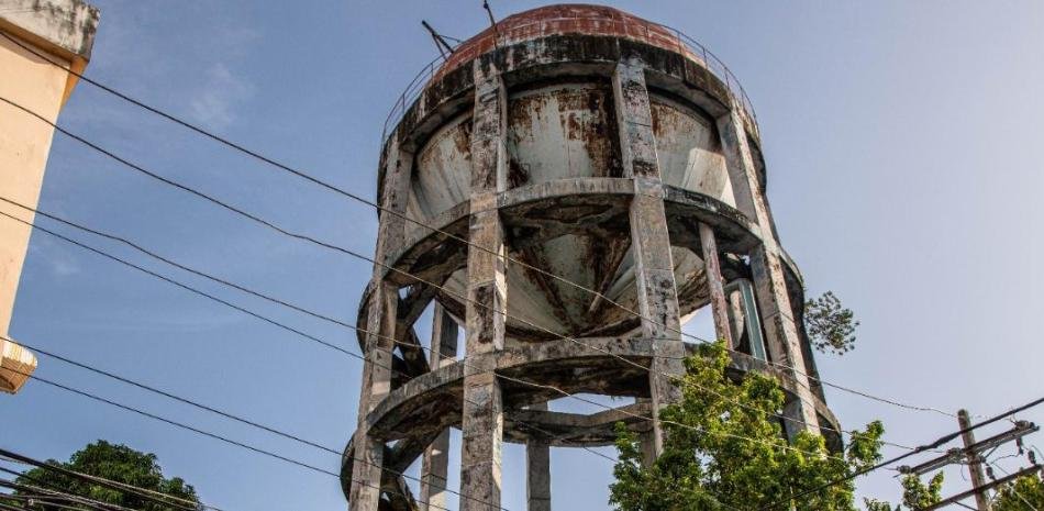 Filtraciones y óxido en tanque de la CAASD exponen años de reclamos sin respuesta en Villa Juana
