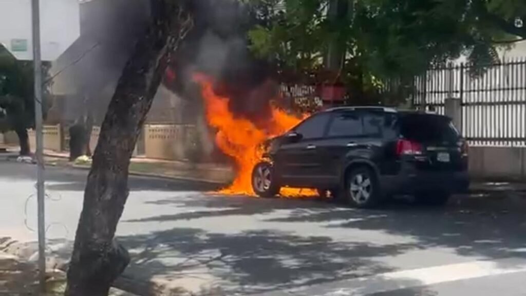 Vehículo arde en Gazcue y expone falta de información oficial a metros del Palacio Nacional