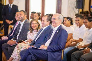 Abinader respalda más competencia en telecomunicaciones y señala la alta concentración del mercado