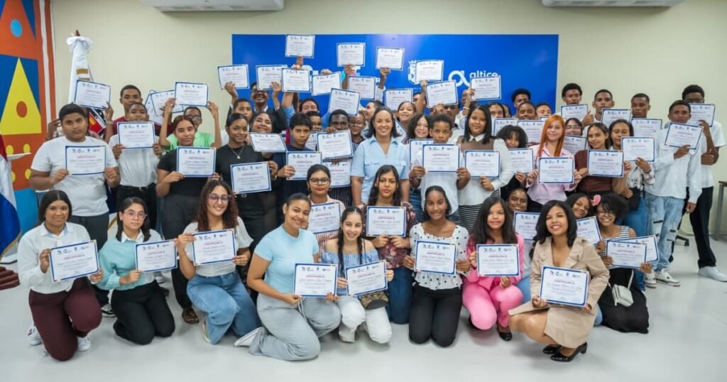 Carolina Mejía exhibe certificación de 80 jóvenes mientras persiste el reto de traducir la formación en resultados medibles