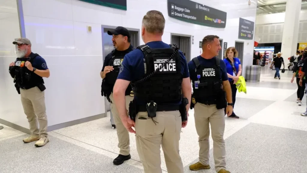 EE.UU. eleva a 40 los arrestos de migrantes en aeropuertos mientras intensifica las redadas