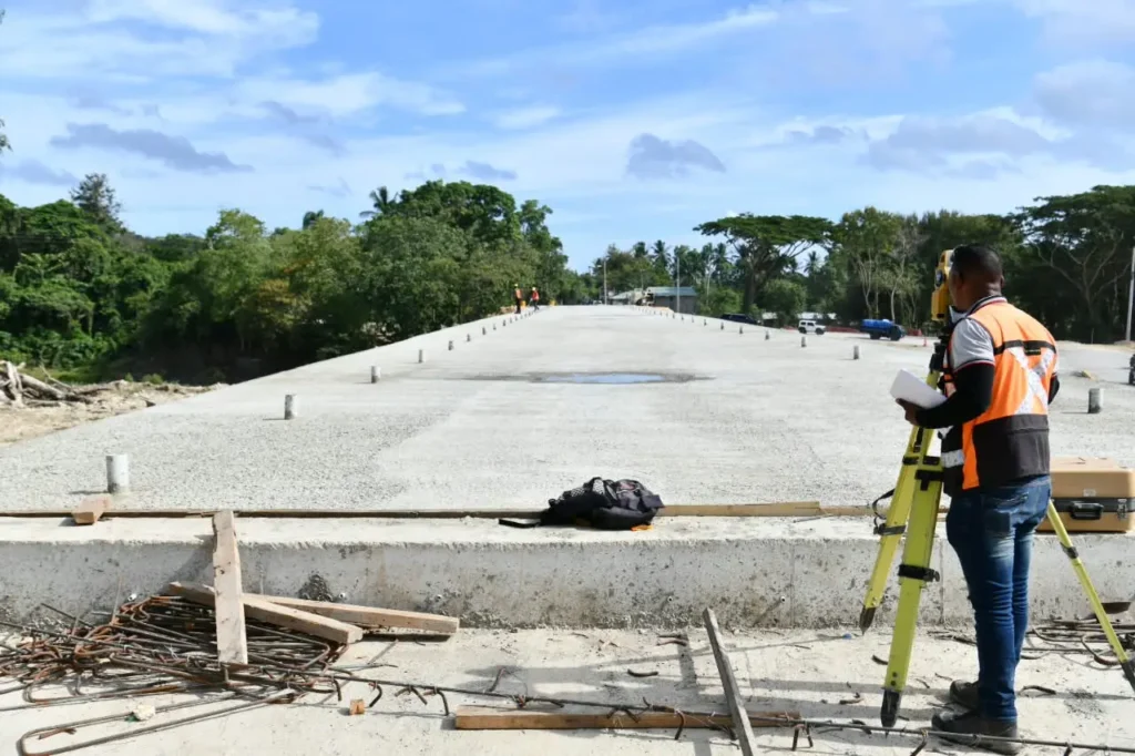 Puente sobre el río Camú se entregaría en septiembre tras meses de impacto por el colapso de la vía