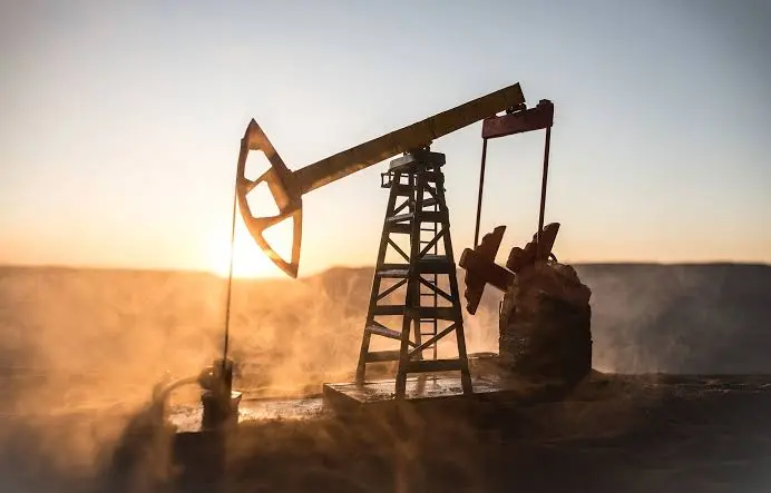 WTI se desploma 5,7 % en Nueva York y el mercado mira a Ormuz a la espera de un pacto entre EE.UU. e Irán